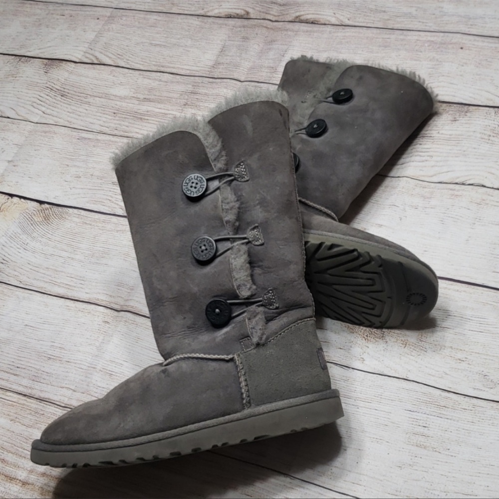 ๐ธ๐ฆ UGG BAILEY BUTTON TRIPLET BOOTS - Picture 3 of 8